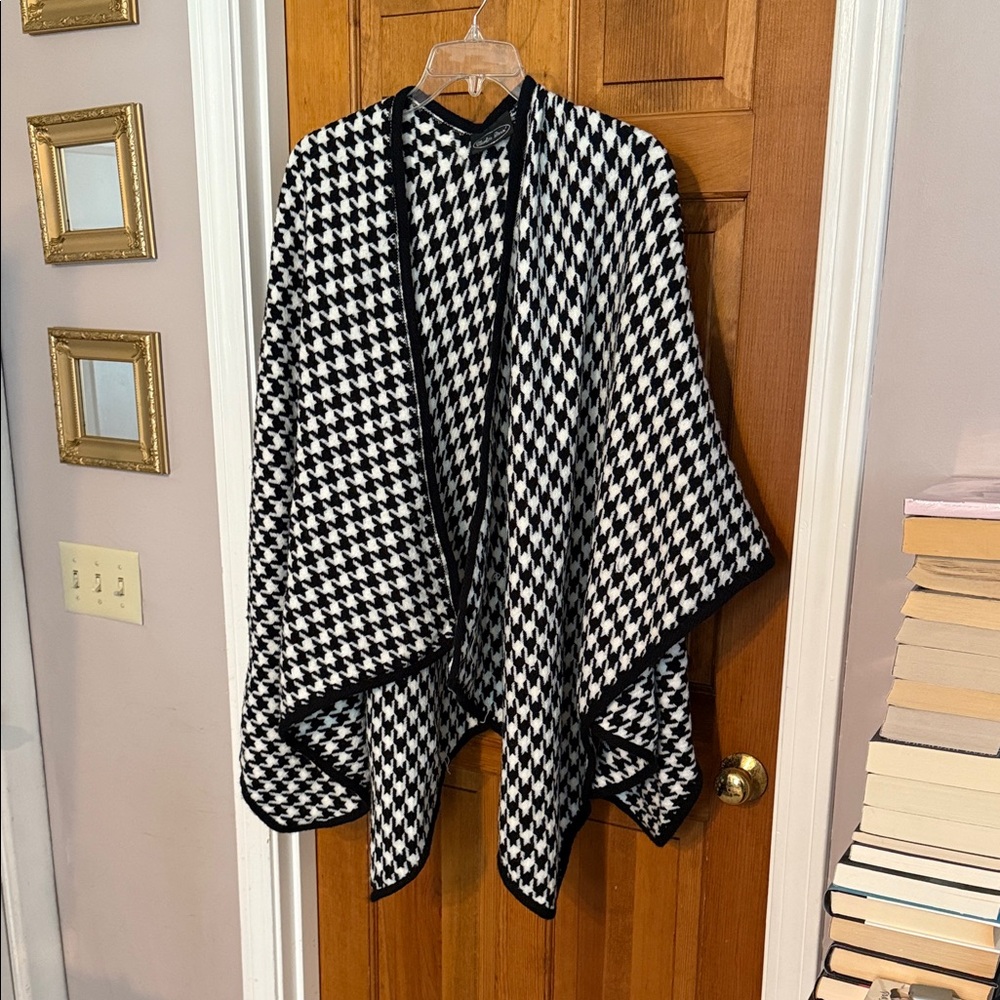 Houndstooth Black and White Women's Cape